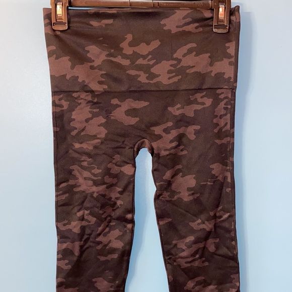 Spanx Look at Me Now Seamless Cropped Leggings size Medium camo - Picture 6 of 9